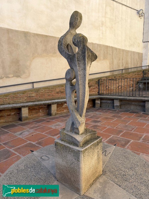 Ela Alamús - Escultura a la plaça de l'Església