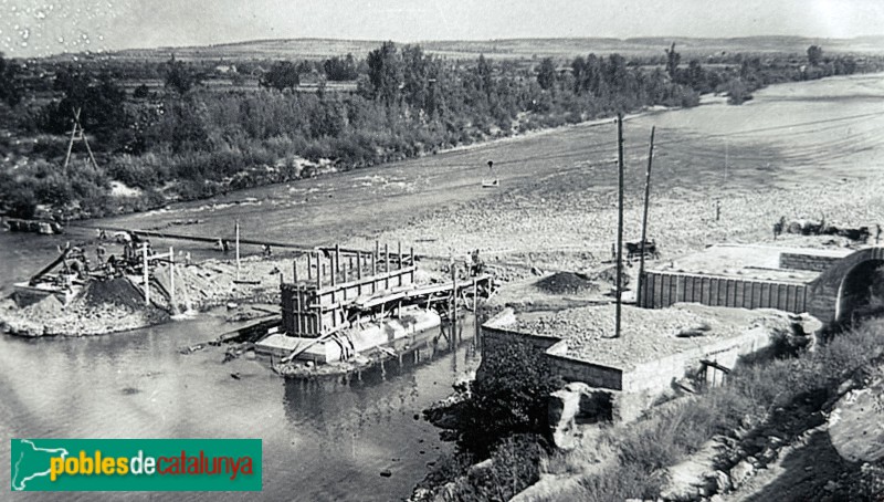 Vilanova de la Barca - El pont de Vilanova de la Barca durant la seva construcció. <i>Arxiu Jordi Verdú -cartell in situ-</i>