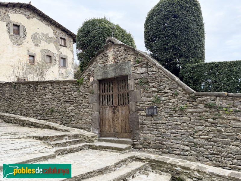 Rupit - Carrer del Fossar. Poprta del Fossar