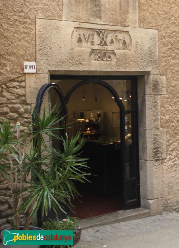 Barcelona - Poble Espanyol. Reproducció de  la porta de Ca l'Estragués