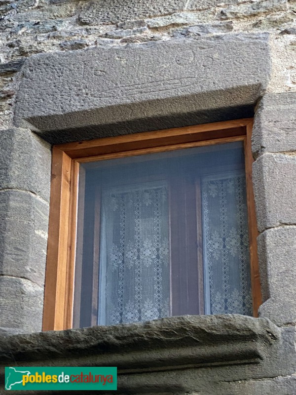 Rupit - Can Flequer. Llinda amb el símbol d'una bitlla