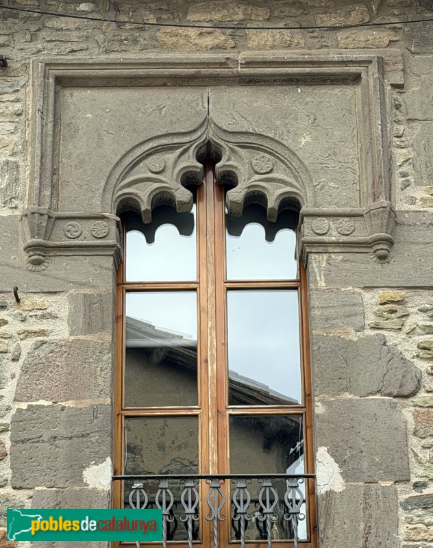 Rupit - Plaça Major. Finestra de l'escola