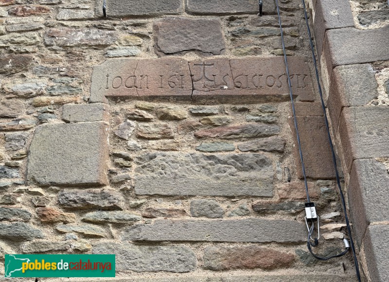 Rupit - Plaça Major. Finestra tapiada