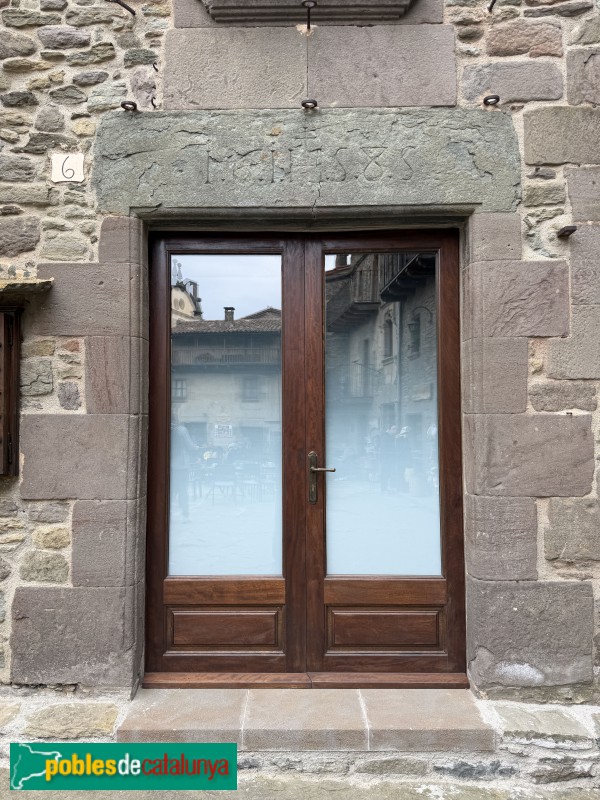 Rupit - Plaça Major. Porta de l'Ajuntament