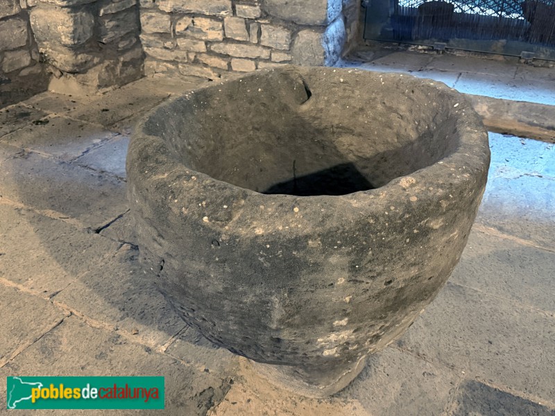 Rupit - Sant Joan de Fàbregues. Pica baptismal