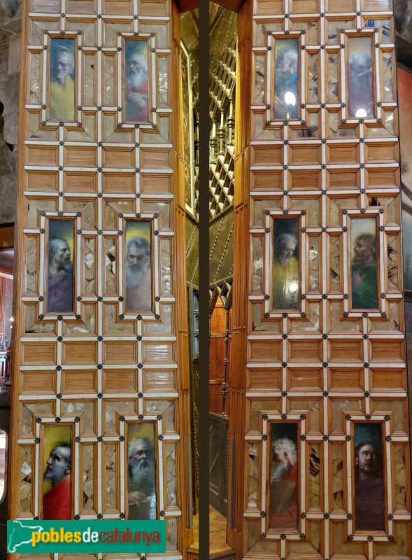 Barcelona - Palau Güell. Porta de la capella amb retrats dels apóstols