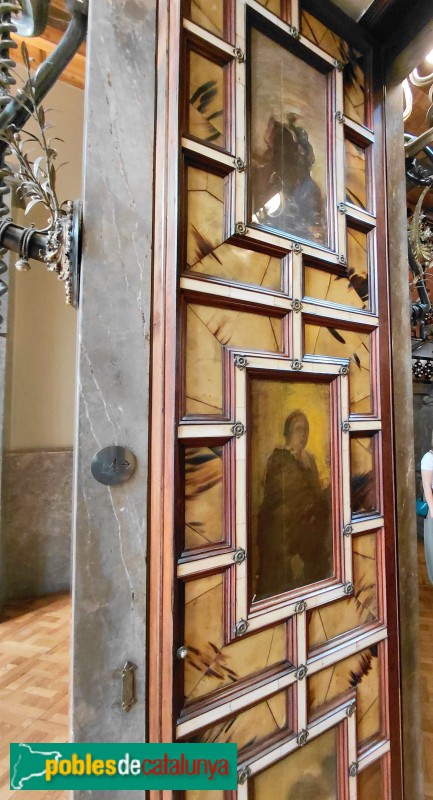 Barcelona - Palau Güell. Porta saló central