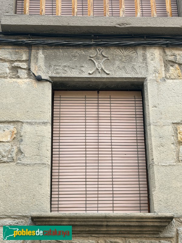 L'Esquirol - Carrer Major. Llinda de 1788 (Foto: Albert Esteves, 2026) L'Esquirol - Carrer Major. Llinda de 1788