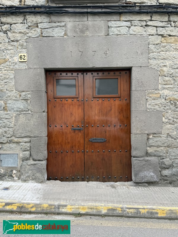 L'Esquirol - Carrer Major. Llinda de 1774 (Foto: Albert Esteves, 2026) L'Esquirol - Carrer Major. Llinda de 1774
