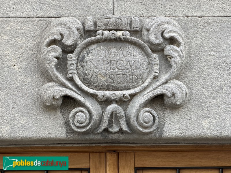L'Esquirol - Carrer Major. Llinda de 1701 (detall) (Foto: Albert Esteves, 2026) L'Esquirol - Carrer Major. Llinda de 1701 (detall)