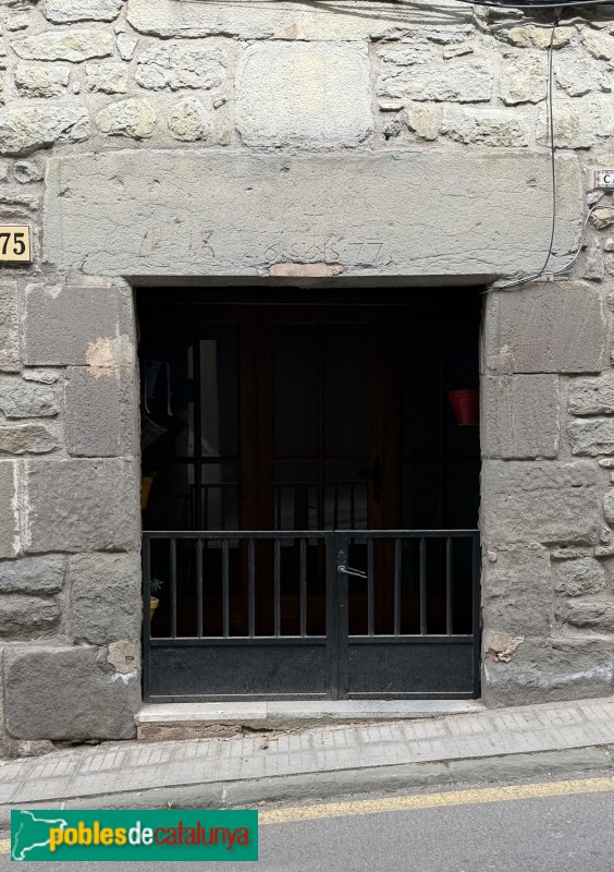L'Esquirol - Carrer Major. Llinda de 1677 (Foto: Albert Esteves, 2026) L'Esquirol - Carrer Major. Llinda de 1677