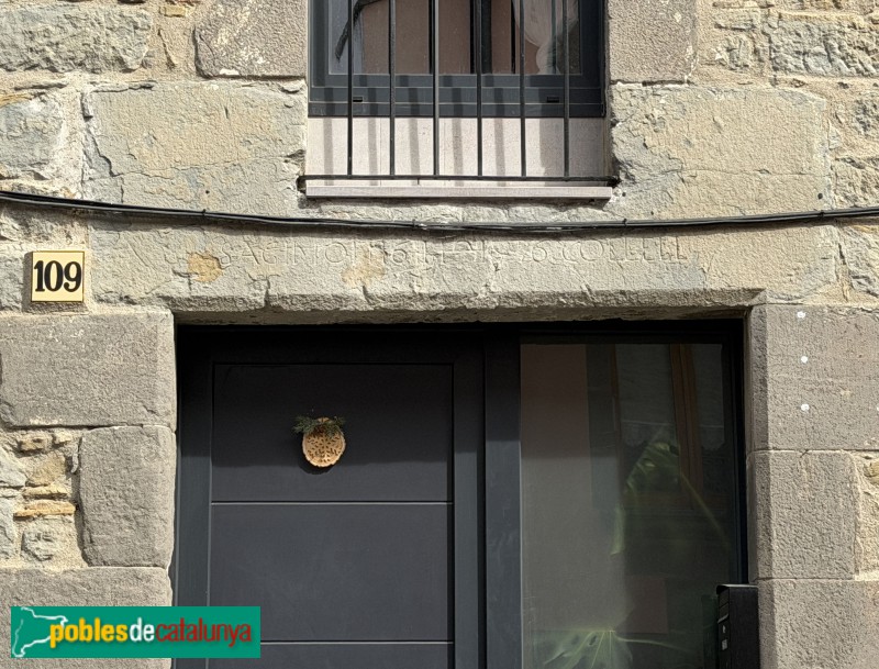 L'Esquirol - Carrer Major. Llinda de 1676 (Foto: Albert Esteves, 2026) L'Esquirol - Carrer Major. Llinda de 1676