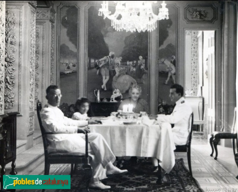 Saló de la casa Barceló l'any 1942 amb la sra. Francisca Aguiar, vidua de Joan Barceló, i al fons les pintures murals d'Antoni Utrillo (Foto: enviada per José Antonio San Martín Prats) Saló de la casa Barceló l'any 1942 amb la sra. Francisca Aguiar, vidua de Joan Barceló, i al fons les pintures murals d'Antoni Utrillo