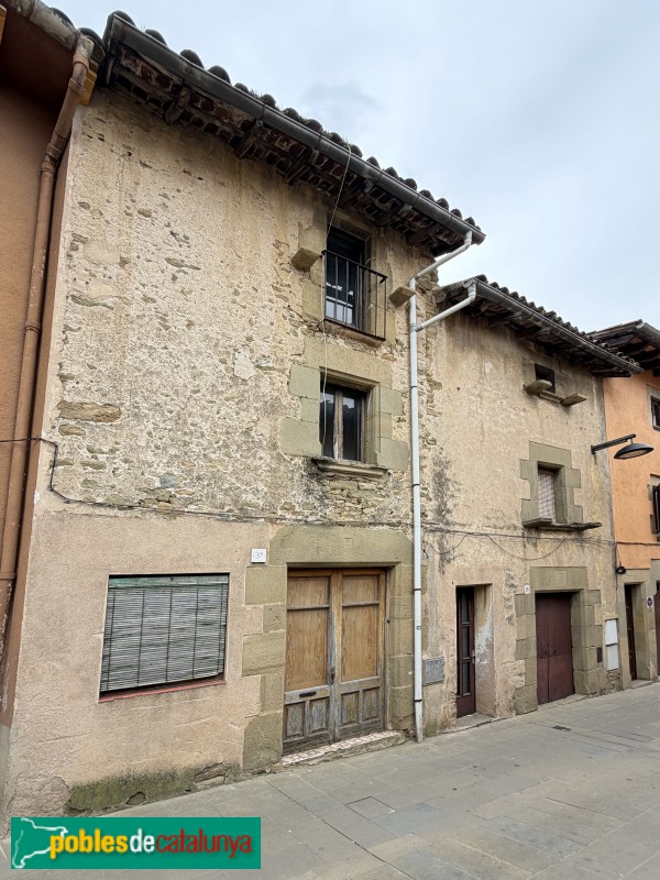 Folgueroles - Carrer Major. Cal Xòfer i Ca l'Albina (Foto: Albert Esteves, 2026) Folgueroles - Carrer Major. Cal Xòfer i Ca l'Albina