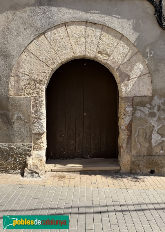 Santa Oliva - Portal adovellat (Foto: Albert Esteves, 2026) Santa Oliva - Portal adovellat