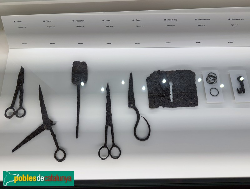 Roda de Ter - Museu Arqueològic de l'Esquerda. Elements de ferro d'època medieval (Foto: Albert Esteves, 2026) Roda de Ter - Museu Arqueològic de l'Esquerda. Elements de ferro d'època medieval