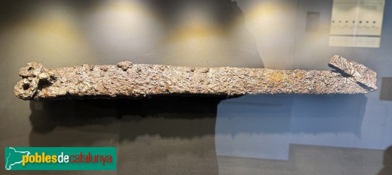 Roda de Ter - Museu Arqueològic de l'Esquerda. Beina d'espasa ibèrica (Foto: Albert Esteves, 2026) Roda de Ter - Museu Arqueològic de l'Esquerda. Beina d'espasa ibèrica