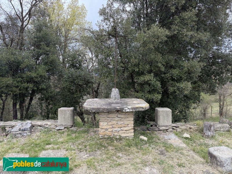 Les Masies de Roda - Monestir de Santa Magdalena de Conangle. Creu de padró (Foto: Albert Esteves, 2026) Les Masies de Roda - Monestir de Santa Magdalena de Conangle. Creu de padró