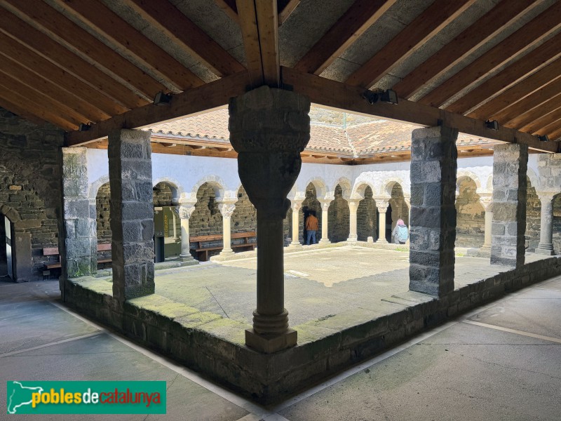 Les Masies de Roda - Monestir de Sant Pere de Casserres. Claustre (Foto: Albert Esteves, 2026) Les Masies de Roda - Monestir de Sant Pere de Casserres. Claustre