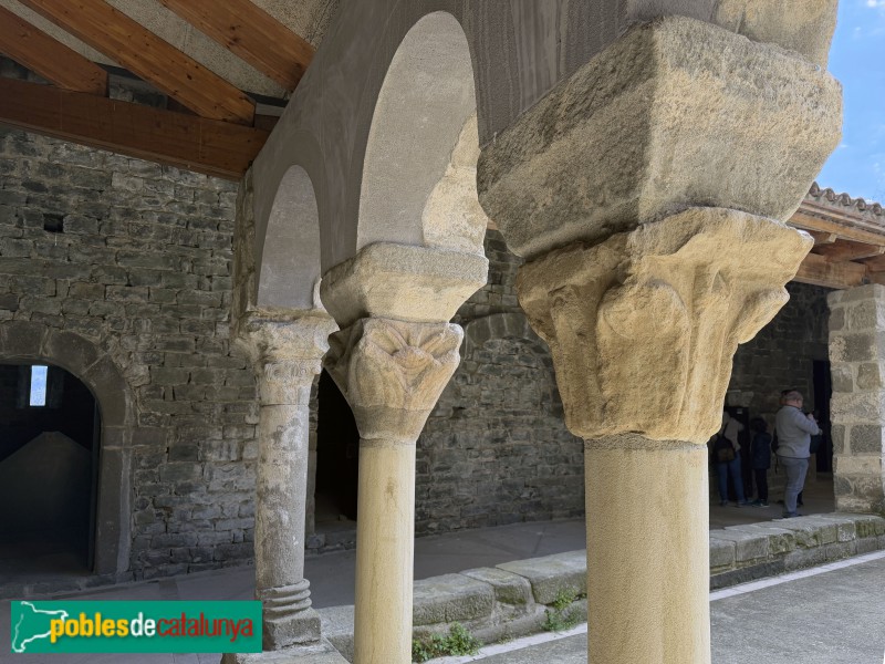 Les Masies de Roda - Monestir de Sant Pere de Casserres. Claustre (Foto: Albert Esteves, 2026) Les Masies de Roda - Monestir de Sant Pere de Casserres. Claustre