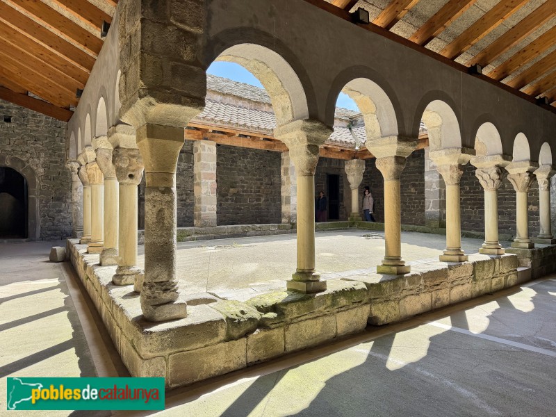 Les Masies de Roda - Monestir de Sant Pere de Casserres. Claustre (Foto: Albert Esteves, 2026) Les Masies de Roda - Monestir de Sant Pere de Casserres. Claustre