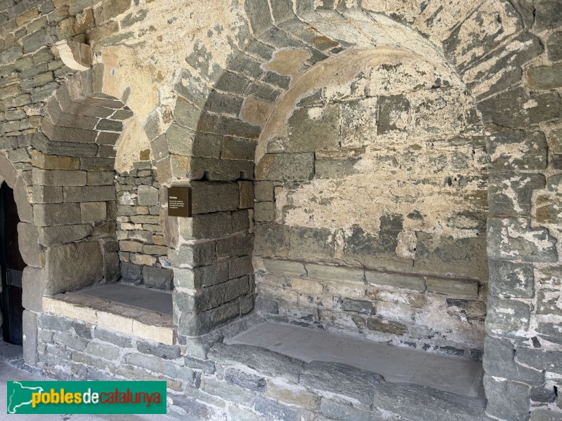 Les Masies de Roda - Monestir de Sant Pere de Casserres. Claustre (Foto: Albert Esteves, 2026) Les Masies de Roda - Monestir de Sant Pere de Casserres. Claustre