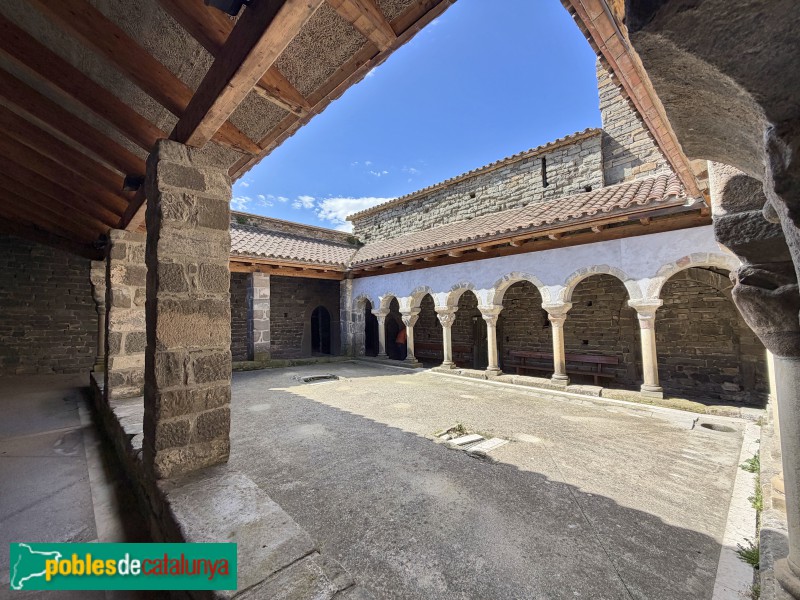 Les Masies de Roda - Monestir de Sant Pere de Casserres. Claustre (Foto: Albert Esteves, 2026) Les Masies de Roda - Monestir de Sant Pere de Casserres. Claustre