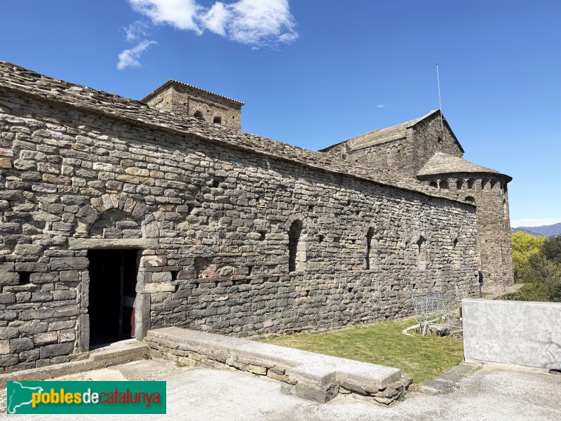 Les Masies de Roda - Monestir de Sant Pere de Casserres. Claustre (Foto: Albert Esteves, 2026) Les Masies de Roda - Monestir de Sant Pere de Casserres. Claustre