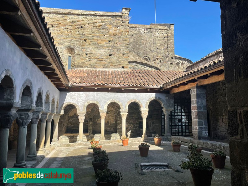 Les Masies de Roda - Monestir de Sant Pere de Casserres. Claustre (Àngel Burniol, 2022 (Foto: Albert Esteves, 2026) Les Masies de Roda - Monestir de Sant Pere de Casserres. Claustre (Àngel Burniol, 2022
