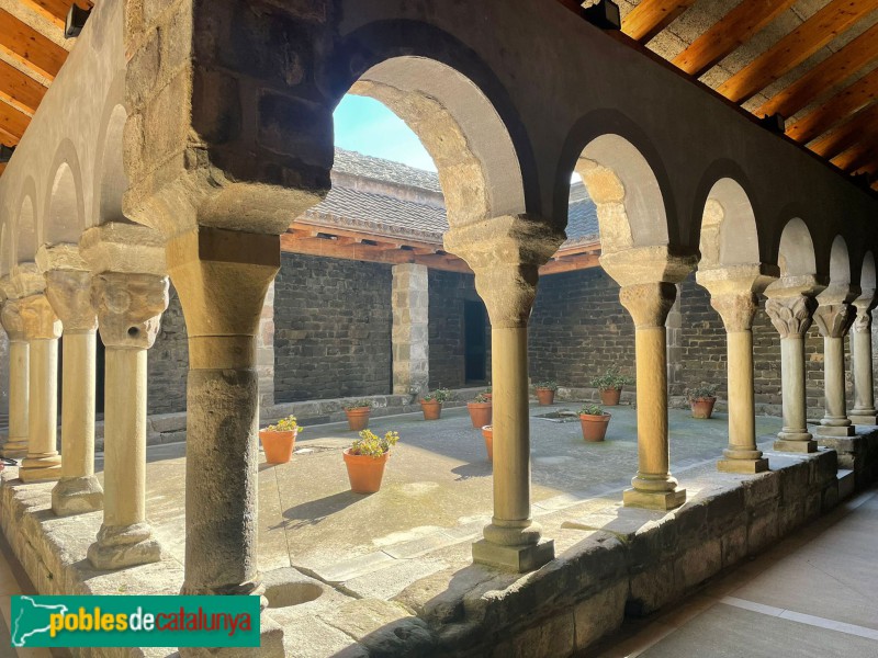 Les Masies de Roda - Monestir de Sant Pere de Casserres. Claustre (Àngel Burniol, 2022 (Foto: Albert Esteves, 2026) Les Masies de Roda - Monestir de Sant Pere de Casserres. Claustre (Àngel Burniol, 2022