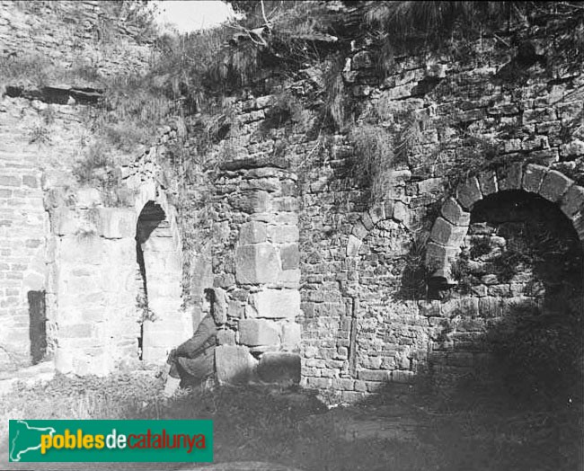 Les Masies de Roda - Monestir de Sant Pere de Casserres. Claustre (Foto: <i>Joan Sellarés Vernet - Arxiu Centre Excursionista de Catalunya-</i>, 1890-20) Les Masies de Roda - Monestir de Sant Pere de Casserres. Claustre