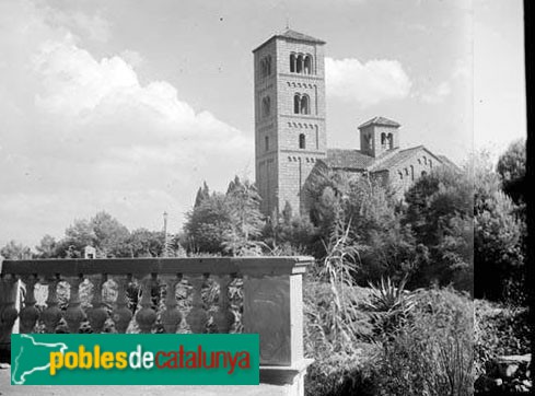 Taradell - Església de Sant Genís. Campanar romànic (Foto: <i>Lluís Estasen -Arxiu Centre Excursionista de Catalunya-</i>, 1929) Taradell - Església de Sant Genís. Campanar romànic