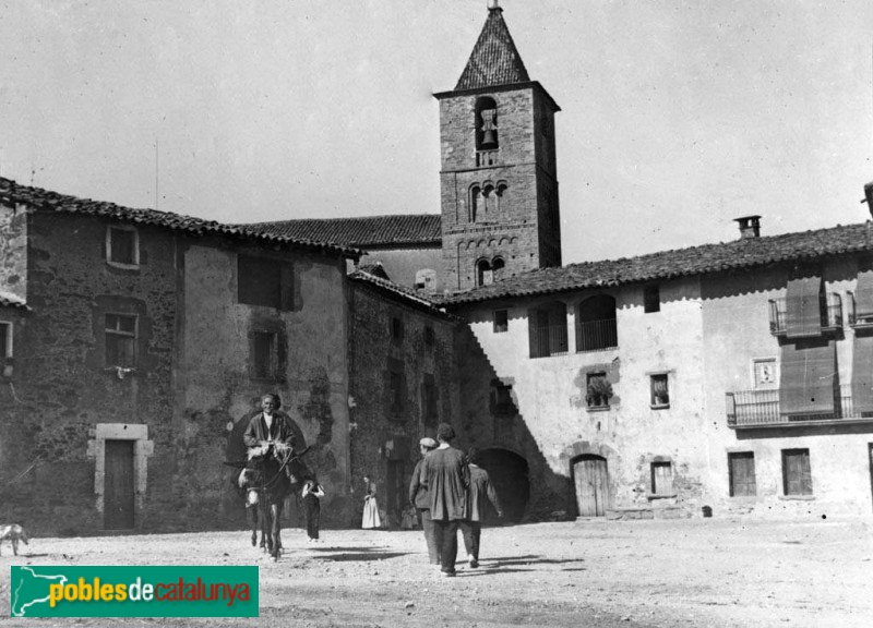 Taradell - Església de Sant Genís. Campanar romànic (Foto: <i>Josep Massot -Arxiu Centre Excursionista de Catalunya-</i>, 1909) Taradell - Església de Sant Genís. Campanar romànic