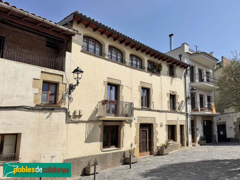 Taradell - Plaça de Santa Llúcia. Can Zic (Foto: Albert Esteves, 2026) Taradell - Plaça de Santa Llúcia. Can Zic