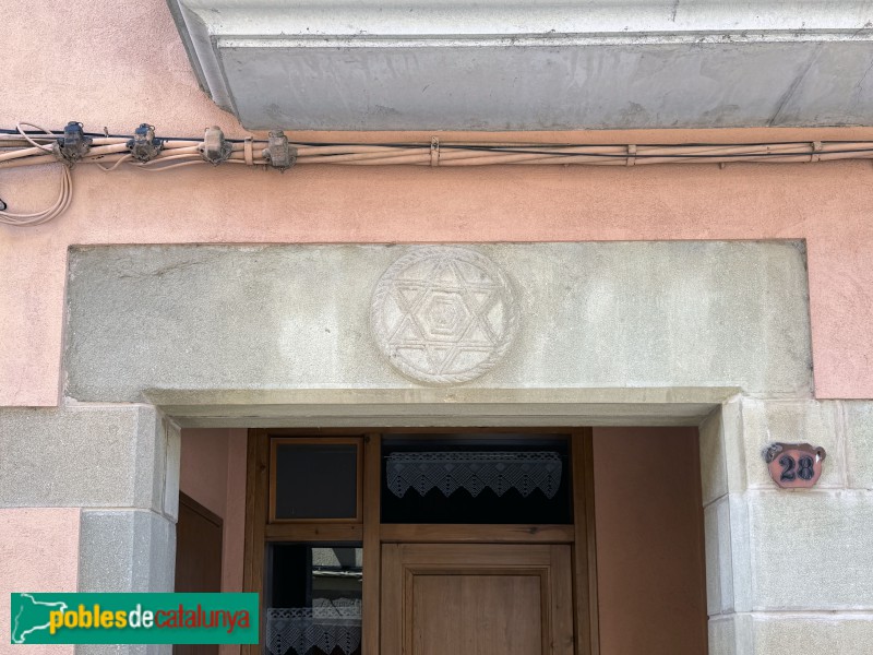 Sant Julià de Vilatorta - Llinda de Can Tametus, amb estrella de sis puntes (Foto: Albert Esteves, 2026) Sant Julià de Vilatorta - Llinda de Can Tametus, amb estrella de sis puntes