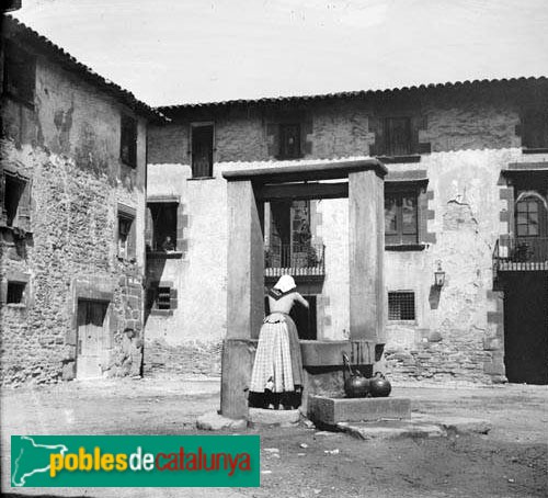 Sant Julià de Vilatorta - Plaça Major (Foto: Frederic Bordas - Arxiu Centre Excursionista de Catalunya-, 1892) Sant Julià de Vilatorta - Plaça Major