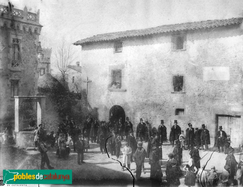 Sant Julià de Vilatorta - Caramelles a la plaça Major (Foto: Josep Massot -Arxiu Centre Excursionista de Catalunya-, 1909) Sant Julià de Vilatorta - Caramelles a la plaça Major