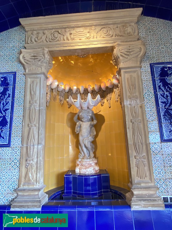 Sitges - Palau Maricel de Terra. Font del claustre, obra de Pere Jou (Foto: Albert Esteves, 2022) Sitges - Palau Maricel de Terra. Font del claustre, obra de Pere Jou