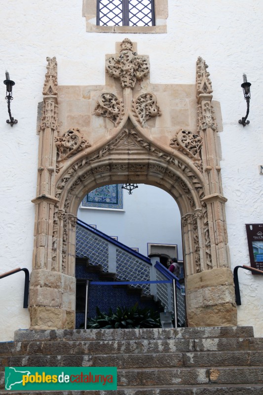Sitges - Palau Maricel de Terra. Porta procedent de l'església de San Adrián, de Salamanca (Foto: Albert Esteves, 2022) Sitges - Palau Maricel de Terra. Porta procedent de l'església de San Adrián, de Salamanca