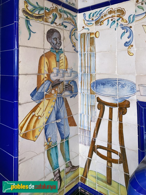 Sitges - Palau Maricel de Terra. Plafons de cuines (ceràmica valenciana, 1770-80) (Foto: Albert Esteves, 2022) Sitges - Palau Maricel de Terra. Plafons de cuines (ceràmica valenciana, 1770-80)