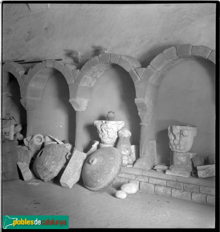 Manlleu - Església de Santa Maria. Restes del claustre romànic i altres elements rescatats als anys 40