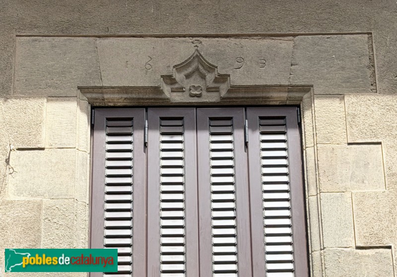 Manlleu - Carrer del Pont, 27. Llinda de 1693 (Foto: Albert Esteves, 2026) Manlleu - Carrer del Pont, 27. Llinda de 1693