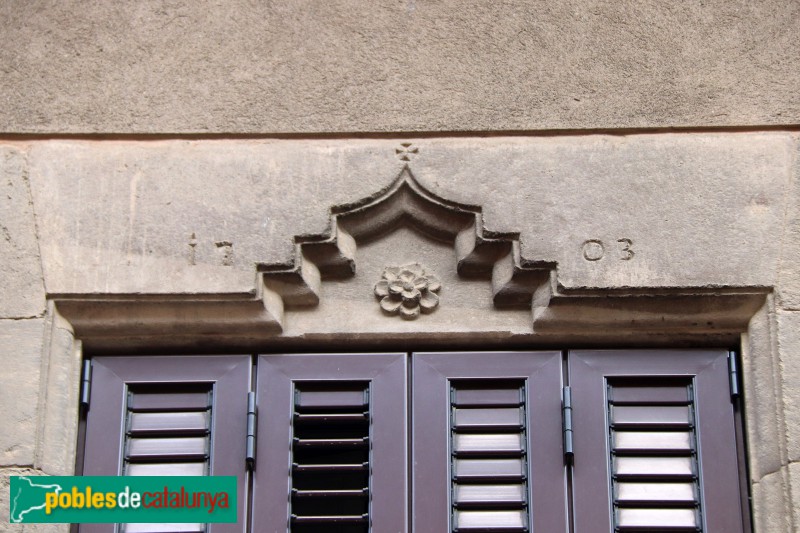 Manlleu - Carrer del Pont, 27. Llinda de 1703 (Foto: Albert Esteves, 2023) Manlleu - Carrer del Pont, 27. Llinda de 1703