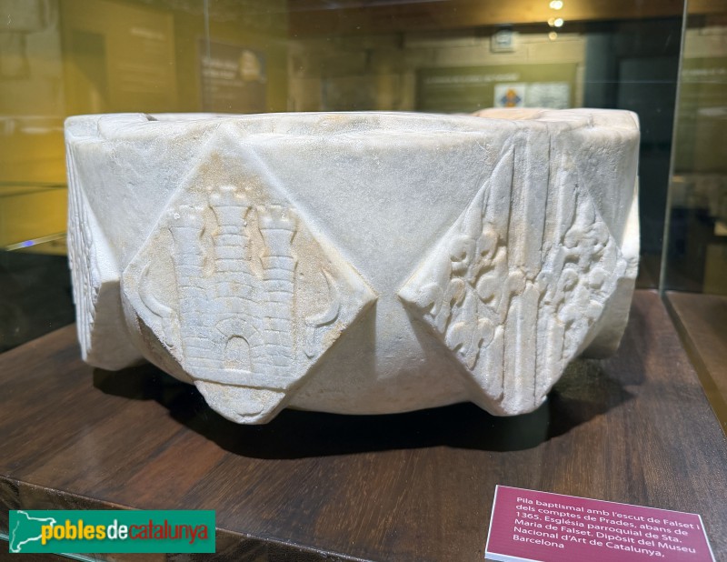 Falset - Castell de Falset. Museu Comarcal. Pica baptismal segle XIV (Foto: Albert Esteves, 2026) Falset - Castell de Falset. Museu Comarcal. Pica baptismal segle XIV