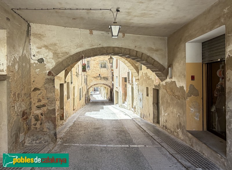 Falset - Carrer dels Arcs (Foto: Albert Esteves, 2026) Falset - Carrer dels Arcs