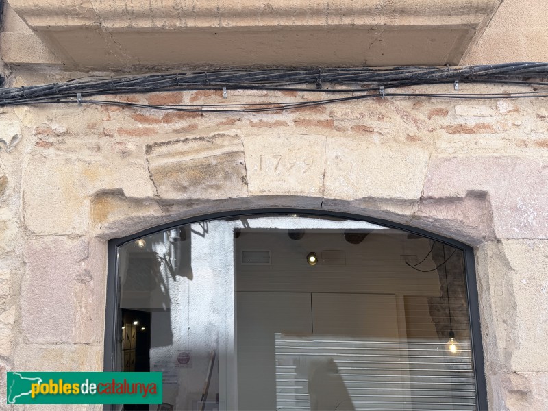 Falset - Carrer de Baix. Portal de 1799 (Foto: Albert Esteves, 2026) Falset - Carrer de Baix. Portal de 1799