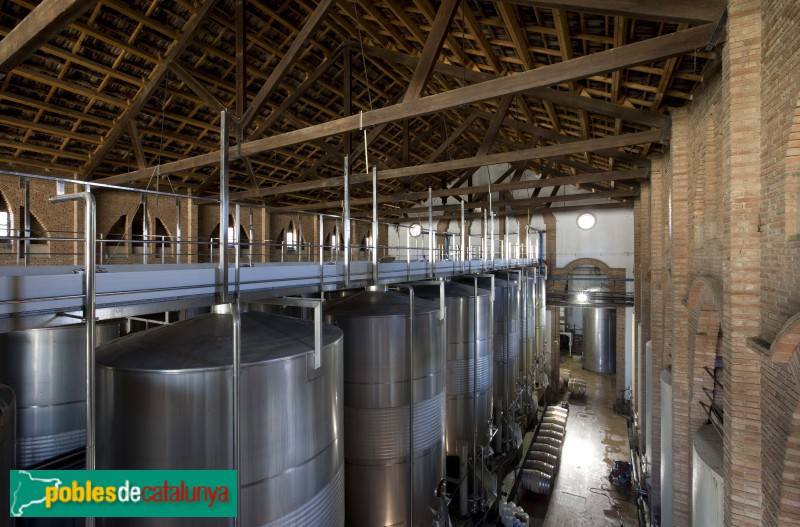 Falset - Celler cooperatiu (Foto: <i>Bob Masters -invarquit.cultura.gencat.cat-</i>, 2008) Falset - Celler cooperatiu