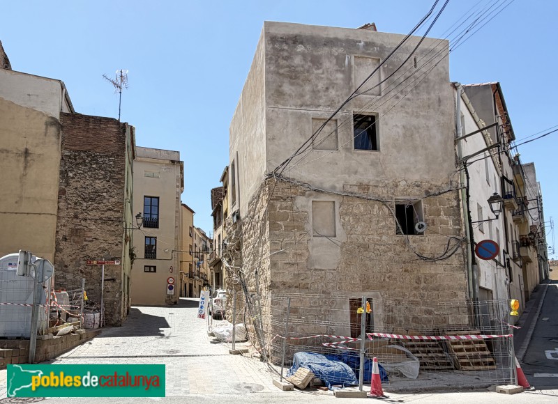 Falset - Carrer de Dalt. Restes de la torre que defensava l'entrada (Foto: Albert Esteves, 2026) Falset - Carrer de Dalt. Restes de la torre que defensava l'entrada