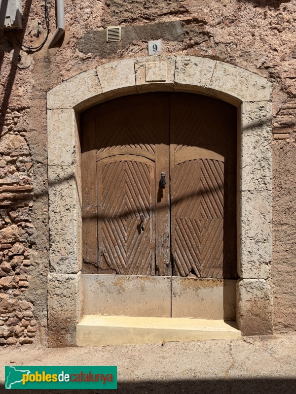 Marçà - Portal de Cal Bienvenido, 1889 (Foto: Albert Esteves, 2026) Marçà - Portal de Cal Bienvenido, 1889