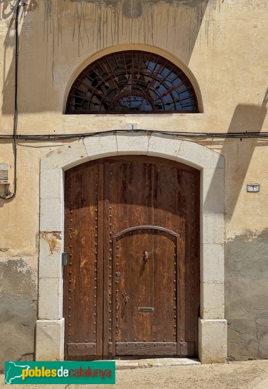 Marçà - Portal de Cal Joan Maria, 1865 (Foto: Albert Esteves, 2026) Marçà - Portal de Cal Joan Maria, 1865